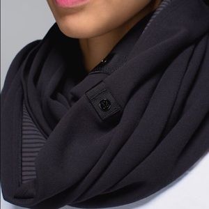 Lululemon Vinyasa scarf. Rulu black with stripes